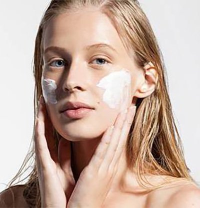 Comment soigner une peau grasse avec points noirs et boutons